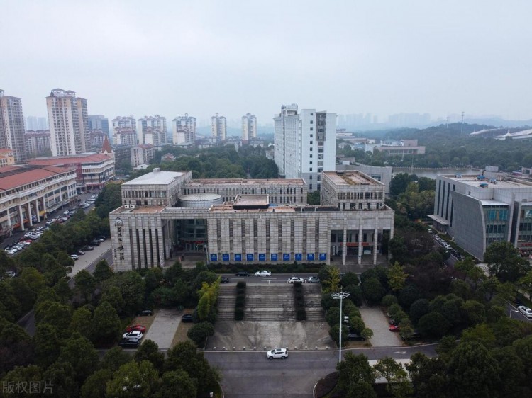 伤心！在微信上和父亲对峙，00后小伙捅死了父亲